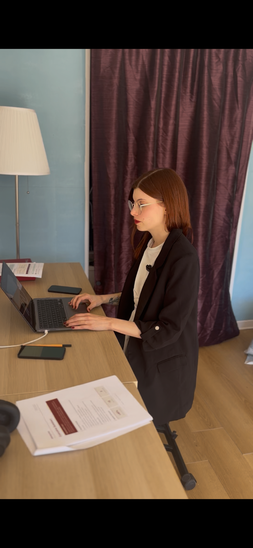 Sara Angelicchio al desk nel suo studio di Predappio